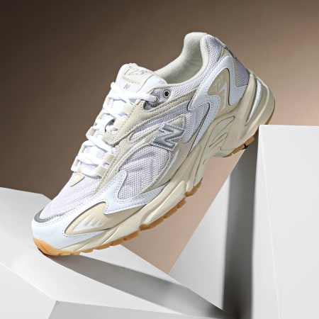 New Balance - ML725T Sneakers in osso bianco argento metallizzato