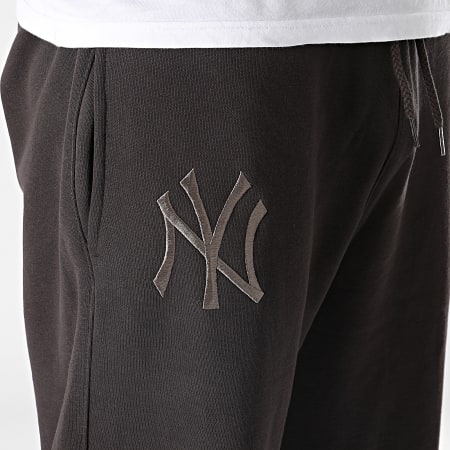 New Era - Pantaloni da jogging con logo ricamato New York Yankees Marrone