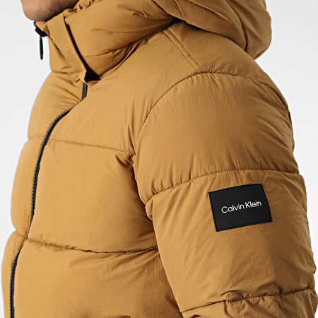 Calvin Klein - Chaqueta con capucha de nylon arrugado 0336 Camel