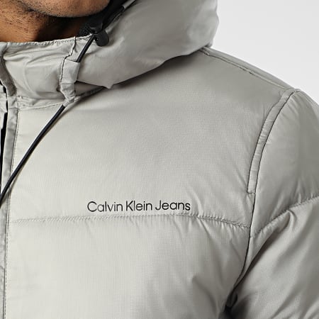 Calvin Klein - Doudoune Capuche Logo Tape Padded 0922 Gris
