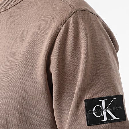 Calvin Klein - Monogram Sleeve Crewneck Sweat Badge 4035 Marrone chiaro