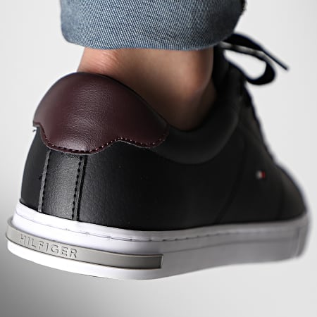 Tommy Hilfiger - Sneakers Essential con dettaglio in pelle 4047 nero
