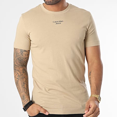 Calvin Klein - Camiseta Stacked Logo 0595 Beige