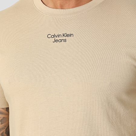 Calvin Klein - Maglietta con logo impilato 0595 Beige