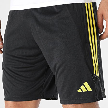 Adidas Sportswear - Pantaloncini da jogging con bande Tiro 23 IC1597 Nero