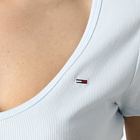 Tommy Jeans - Camiseta de mujer Essential Rib con cuello en V 4877 Azul cielo