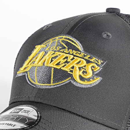 New Era Casquette 9Forty LA Lakers Trucker – Grise, Taille Unique, Logo Devant Et Patch Latéral, Maille Dos, Visière Incurvée
