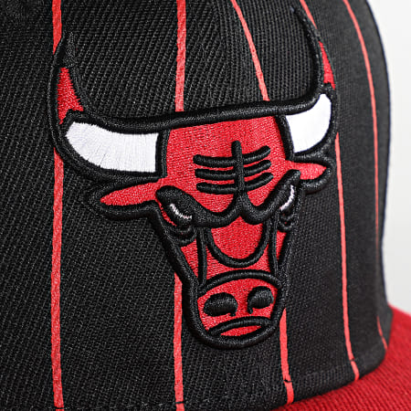 Mitchell and Ness - Casquette Snapback Team Pinstripe Chicago Bulls Noir Rouge