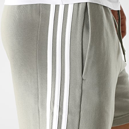Adidas Sportswear - Pantaloncini da jogging a righe IC9439 Grigio