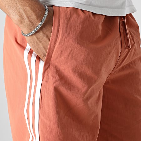 Adidas Originals - HK7388 Pantalones cortos de jogging con banda naranja