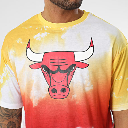New Era - Tee Shirt NBA Sky AOP Chicago Bulls 60357119 Jaune Rouge Dégradé