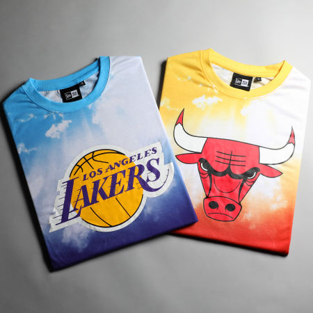 New Era - Tee Shirt NBA Sky AOP Chicago Bulls 60357119 Jaune Rouge Dégradé