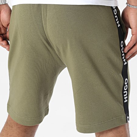 HUGO - Sporty Logo 50496996 Pantalones cortos de jogging con banda verde caqui