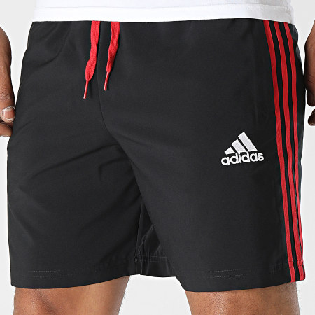 Adidas Sportswear - Pantaloncini da jogging a fascia del Manchester United IA8518 Rosso Nero