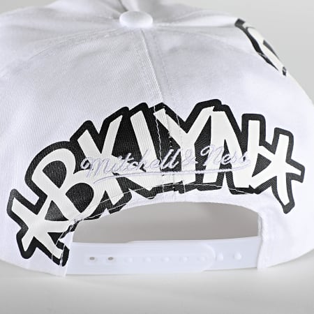 Mitchell and Ness - In Your Face Snapback Cap Deadstock Brooklyn Nets Bianco