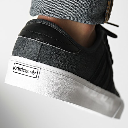 Adidas Originals - Zapatillas Seeley XT GX2075 Carbon Core Black Cloud White