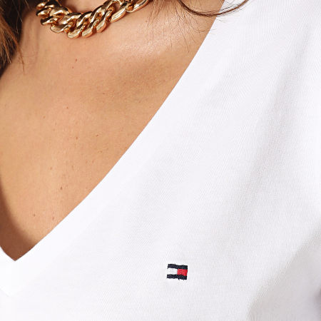 Tommy Jeans - Camiseta de mujer Modern Regular con cuello en V 9781 Blanca