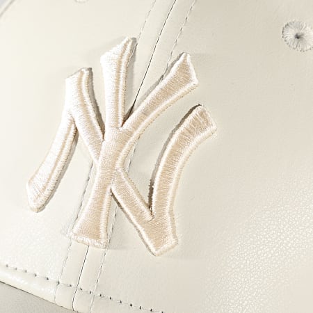 New Era - Casquette Femme 9Forty PU New York Yankees Beige