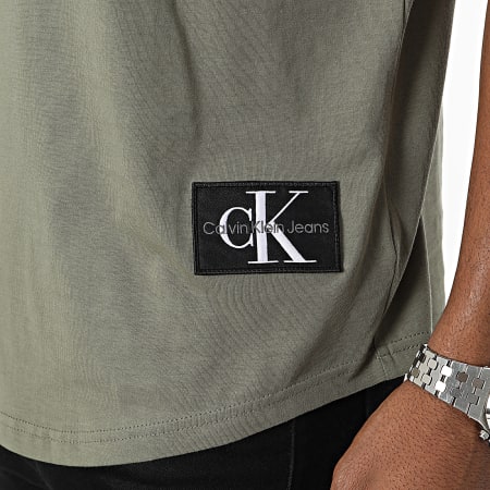Calvin Klein - Tee Shirt Oversize Badge Round 3482 Vert Kaki