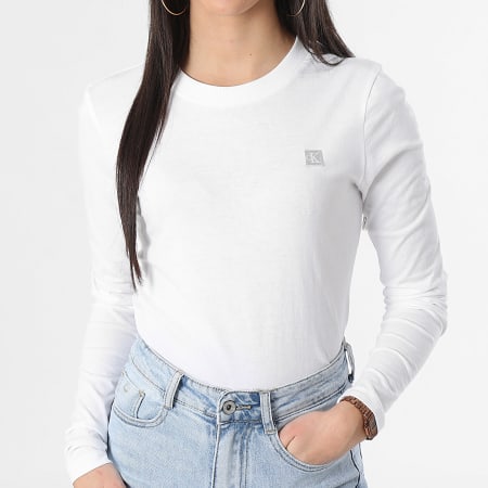 Calvin Klein - Camiseta de manga larga 2884 blanca con bordado de escudo para mujer