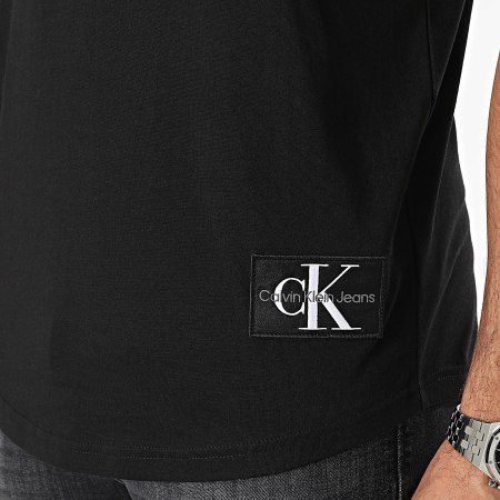 Calvin Klein - Maglietta rotonda con stemma oversize 3482 nero