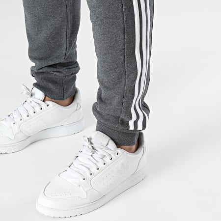 Adidas Sportswear - IC9408 Pantaloni da jogging a 3 strisce grigio antracite