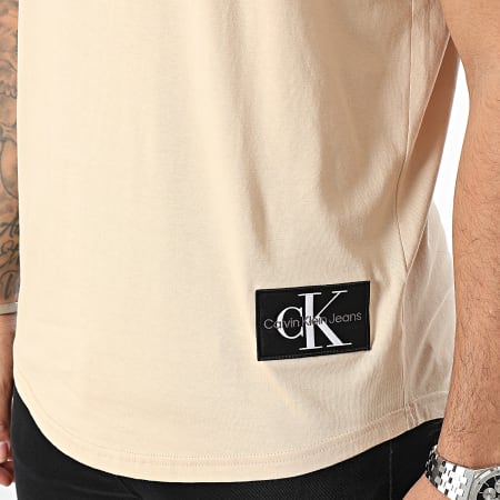 Calvin Klein - Maglietta rotonda con stemma oversize 3482 Beige