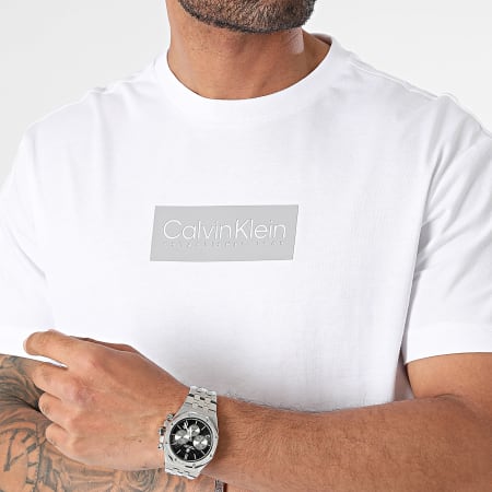 Calvin Klein - Camiseta con logo de goma y cuello redondo 2403 Blanco