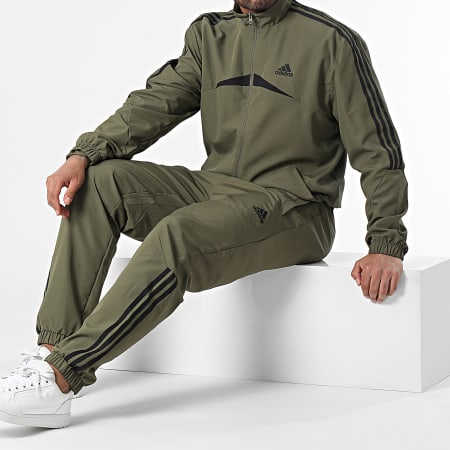 Adidas Sportswear - Set giacca e pantaloni da jogging verde kaki IT4021