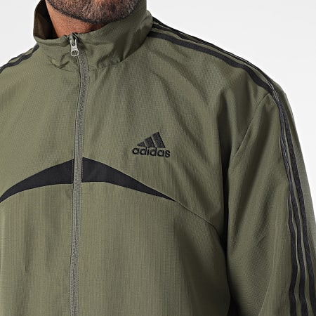 Adidas Sportswear - Set giacca e pantaloni da jogging verde kaki IT4021