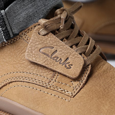 Clarks - Chaussures Badell Lace Dark Sand Nubuck