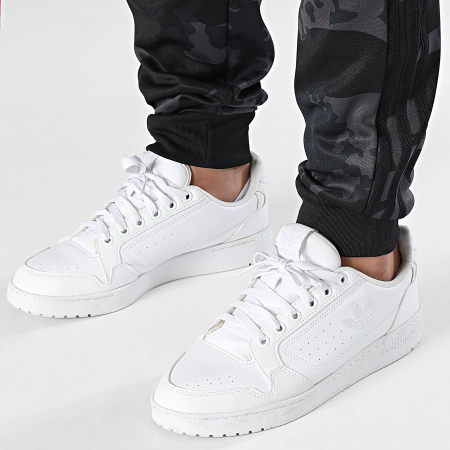Adidas Originals - SSTR IS0243 Pantaloni da jogging a strisce mimetiche grigio carbone nero