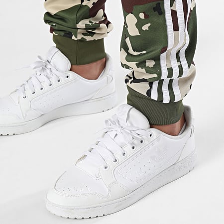 Adidas Originals - SSTR IS0254 Pantaloni da jogging a righe mimetiche verde kaki beige