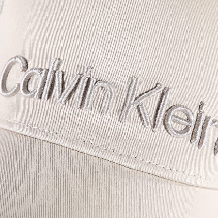 Calvin Klein - Gorra Trucker Bordada Beige