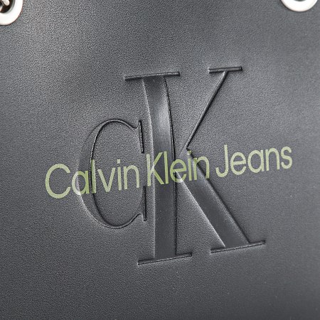 Calvin Klein - Borsa da donna scolpita a spalla 7831 Nero Argento