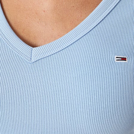 Tommy Jeans - Camiseta de mujer con cuello de pico Slim Essential Rib 7385 Azul claro