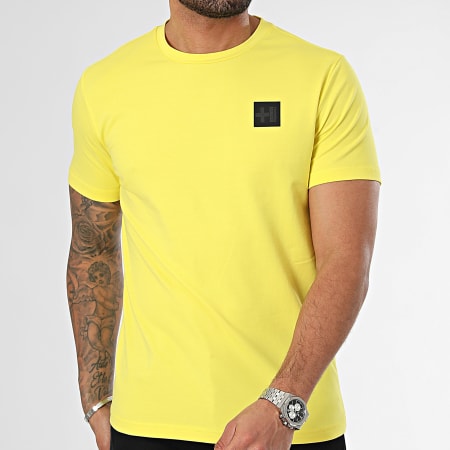Helvetica - Camiseta amarilla Howard