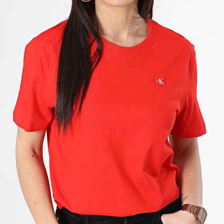 Calvin Klein - Camiseta de mujer bordada Insignia Regular 3226 Roja