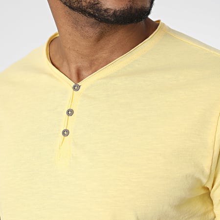 La Maison Blaggio - Camiseta cuello tunecino amarilla
