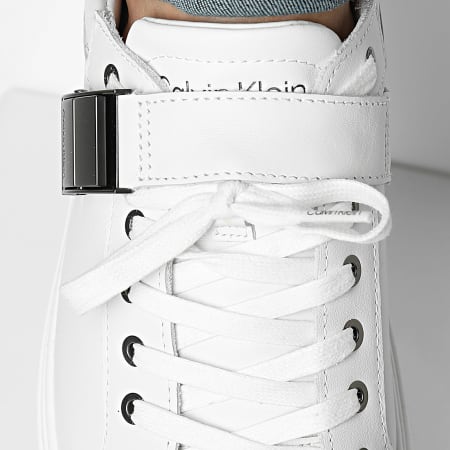 Calvin Klein - Baskets Low Top Lace Up Iconic Plaque 1381 Triple Blanco