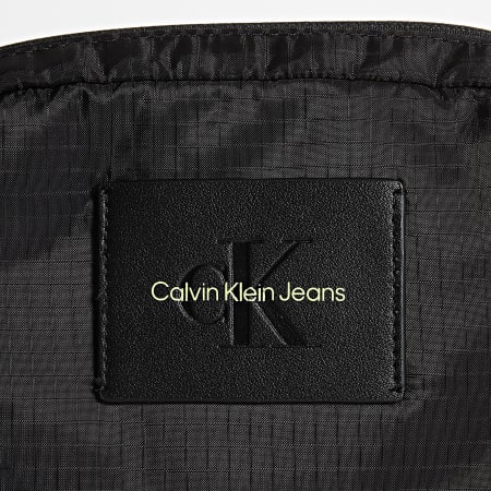 Calvin Klein - Bolsa de deporte Essentials Reporter 1791 Negro