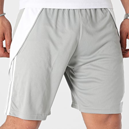Adidas Sportswear - TIRO24 IS1408 Pantaloncini da jogging a bande bianche e grigie
