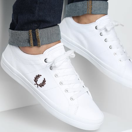 Fred Perry - Baseline Twill B7304 Wit Rood Baksteen Sneakers