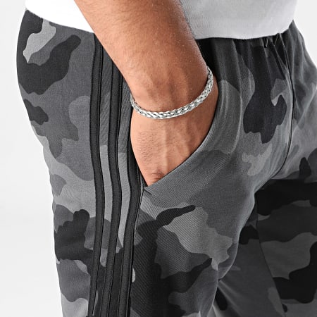 Adidas Sportswear - Camo joggingbroek IY6636 Houtskool grijs camouflage