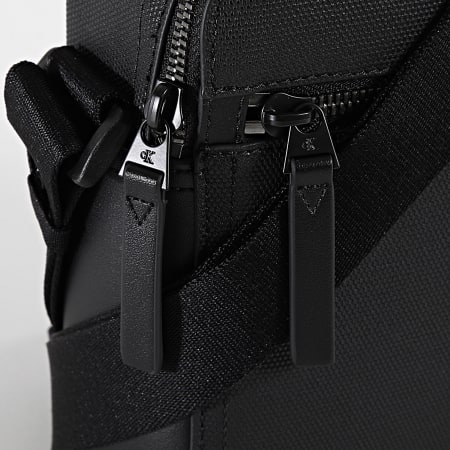 Calvin Klein - Bolsa revestida para cámara18 2027 Negro