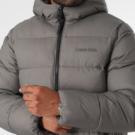 Calvin Klein - Giacca imbottita con cappuccio O514 Grigio