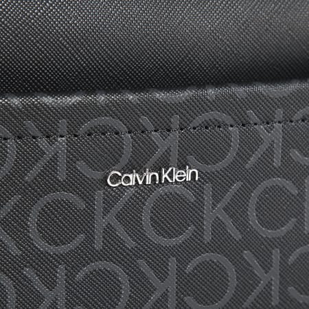 Calvin Klein - Damestasje Gebeeldhouwde Cameratas Deboss 2726 Zwart