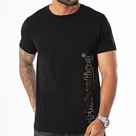 Helvetica - Hunter T-shirt Zwart