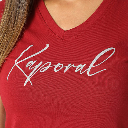 Kaporal - Camiseta de manga corta con cuello en V para mujer Signo Rojo Oscuro Plata