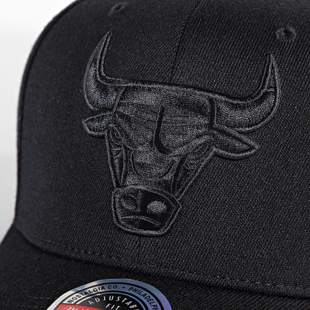 Mitchell and Ness - Chicago Bulls HHSSINTL101 Cap Zwart